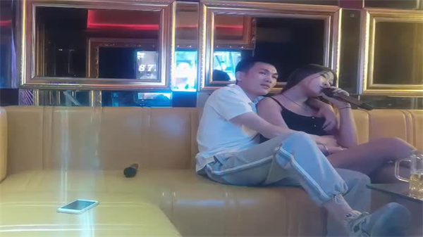 探花哥KTV包厢狂操骚气美女，啪啪撞击声浪叫不断！